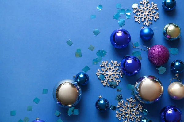 Bolas Navidad Copos Nieve Sobre Fondo Azul — Foto de Stock