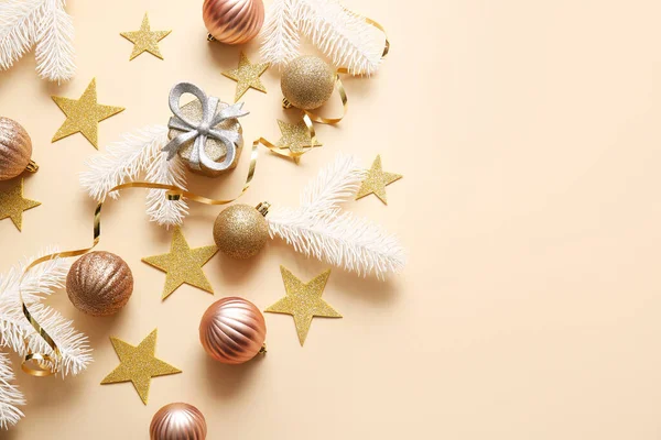 Bej arka planda güzel bir Noel kompozisyonu