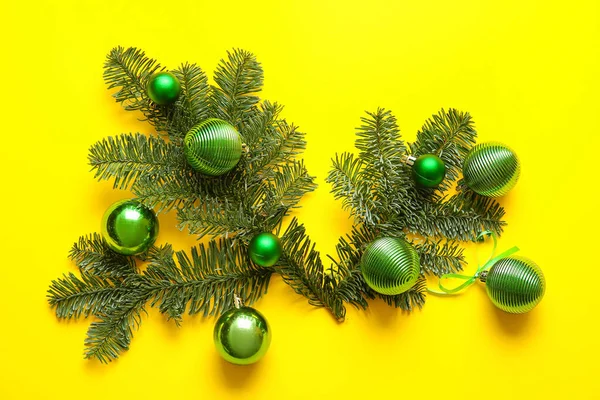 Χριστουγεννιάτικες Μπάλες Και Κλαδιά Ελάτης Κίτρινο Φόντο — Φωτογραφία Αρχείου