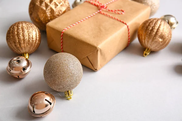 Şık Noel Baloları Açık Arkaplanda Hediye Kutuları — Stok fotoğraf