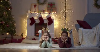 Mutlu küçük çocuklar Noel arifesinde oturma odasında