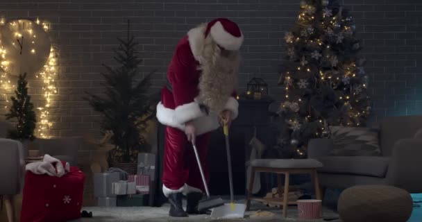 Santa Claus Cleaning Messy Living Room Evening — Stock Video