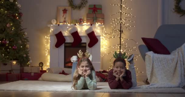 クリスマス イブのリビングルームで幸せな小さな子供たち — ストック動画