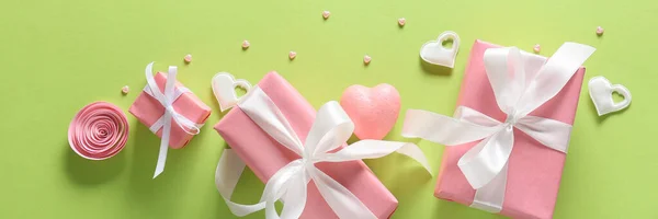 テキストのためのスペースと緑の背景にバレンタインデーのプレゼント — ストック写真