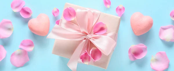 バレンタインデーのギフトボックスとバラの花びらの色の背景 — ストック写真
