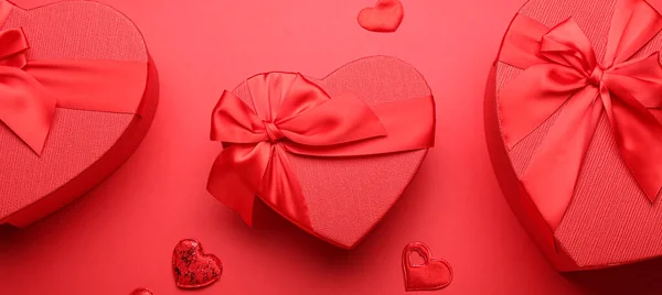 Подарочные Коробки День Святого Валентина Красном Фоне — стоковое фото