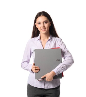 Beyaz arka planda klasörleri olan genç kız