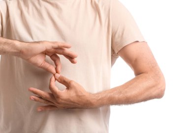 Beyaz arka planda olgun bir adam meditasyon yapıyor.