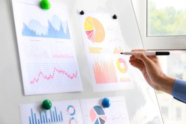 Ofisteki panoda belgelerle çalışan bir işadamı, yakın plan.