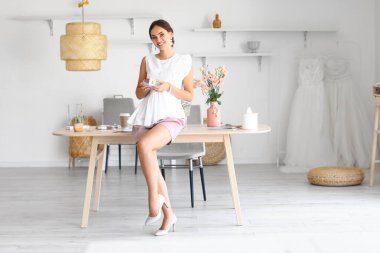 Yüzüğü ofiste olan bir düğün planlayıcısı.