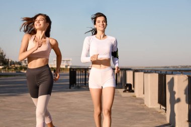 Parkta koşan genç kız kardeşler