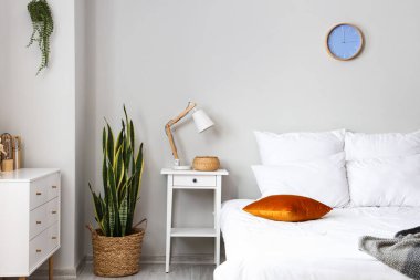 Işık odasının içinde modern lamba olan komodinin yanında.