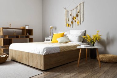 Rahat yatağı olan şık bir ışık odası.