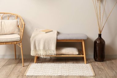 Hasır koltuklu, yumuşak banklı ve vazolu aydınlatma odasının içi