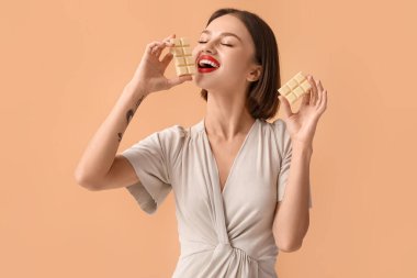 Renkli çikolatalı güzel bir kadın.