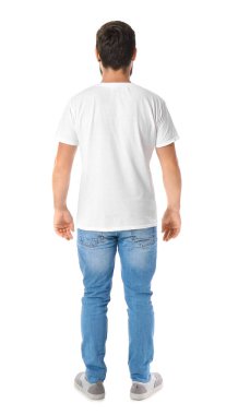 beyaz zemin üzerine tişört içinde yakışıklı adam