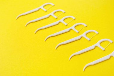 Sarı arkaplanda diş ipi kürdanları