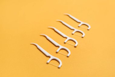 Turuncu arkaplanda diş ipi kürdanları