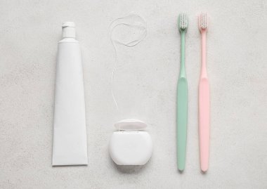 Diş fırçalı diş ipi ve beyaz arka planda yapıştırma.