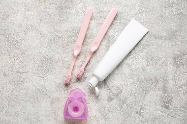 Diş fırçalı diş ipi ve grunge arka planda yapıştırma.