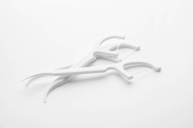 Beyaz arkaplanda diş ipi kürdanları