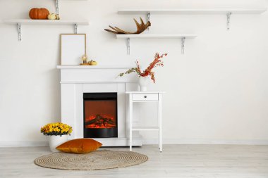 Modern şömineli, boş çerçeveli ve vazolu aydınlatma odasının içi