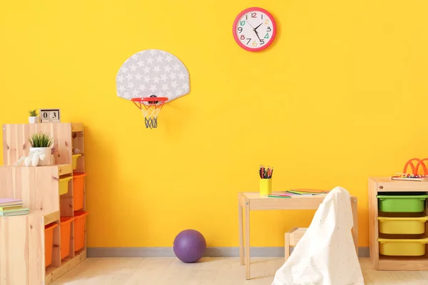 Elegante Interior Habitación Los Niños Modernos Con Pared Amarilla — Foto de Stock