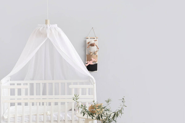 Удобная детская кроватка в интерьере современной детской комнаты