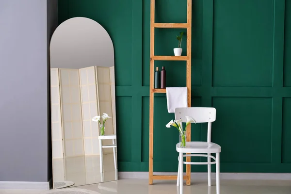 Vase Calla Lilies Chair Bathroom Green Wall — Stock Photo, Image