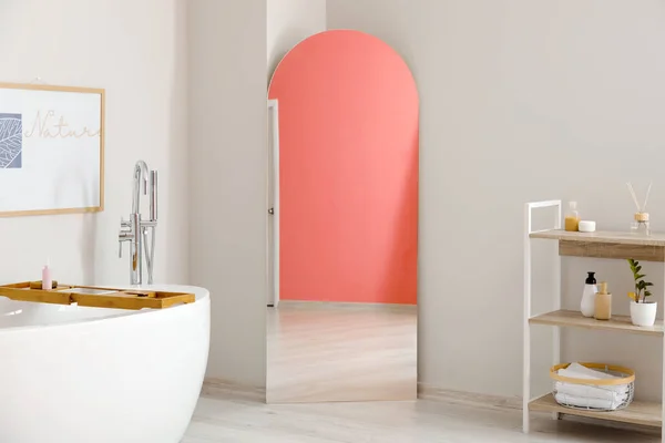 Zrcadlo Odrazem Růžové Stěny Koupelně — Stock fotografie