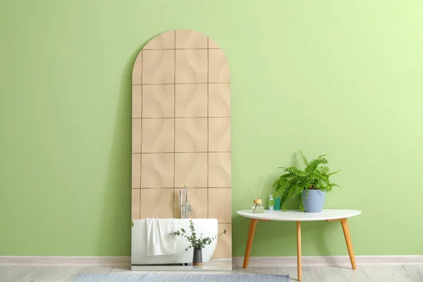 Miroir Table Avec Plante Intérieur Près Mur Vert — Photo