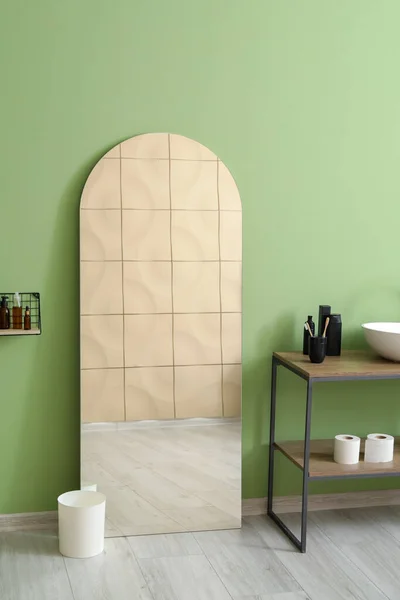 Espejo Cerca Pared Verde Baño — Foto de Stock