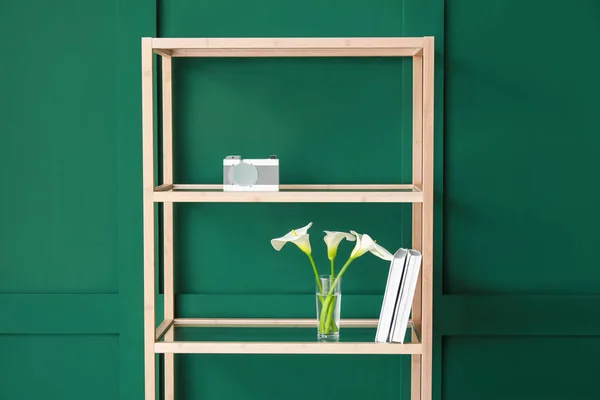 Bookcase Calla Lilies Glass Green Wall — Stock Photo, Image