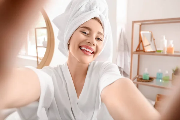 Mujer Bastante Joven Tomando Selfie Baño Después Ducha Mañana — Foto de Stock
