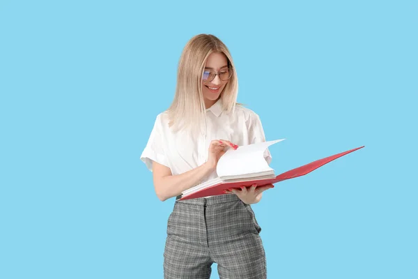 Mulher Bonita Com Pasta Aberta Fundo Azul — Fotografia de Stock