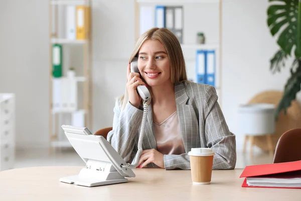 Mulher Bonita Falando Por Telefone Mesa Escritório — Fotografia de Stock