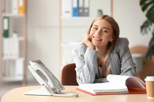 Mooie Jonge Vrouw Met Open Map Aan Tafel Het Kantoor — Stockfoto