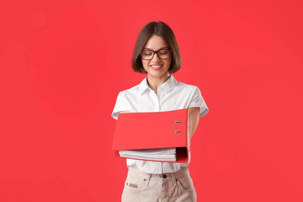 Schöne Junge Frau Mit Ordner Auf Farbigem Hintergrund — Stockfoto