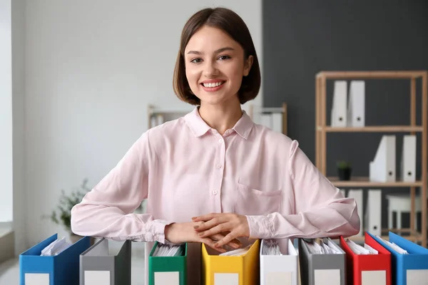 Junge Frau Arbeitet Büro Mit Dokumenten — Stockfoto