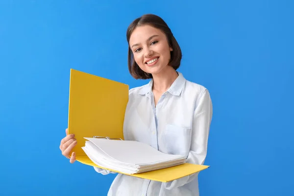 Schöne Junge Frau Mit Ordner Auf Farbigem Hintergrund — Stockfoto