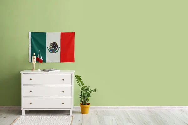 Κομψό Εσωτερικό Μεξικανική Σημαία Κοντά Στο Πράσινο Τοίχο — Φωτογραφία Αρχείου