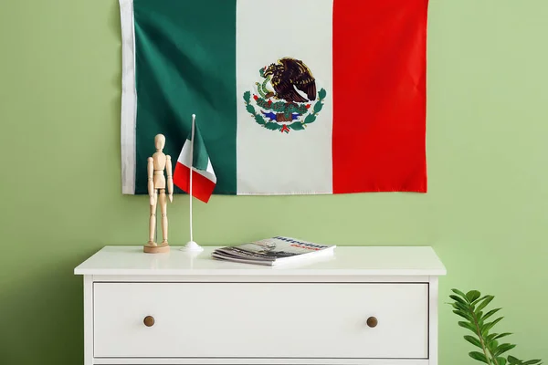 Elegante Interior Con Bandera Mexicana Cerca Pared Verde —  Fotos de Stock