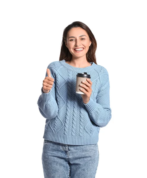 Vacker Kvinna Med Kopp Kaffe Visar Tummen Upp Vit Bakgrund — Stockfoto