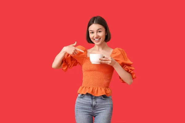 Schöne Frau Mit Tasse Kaffee Auf Farbigem Hintergrund — Stockfoto