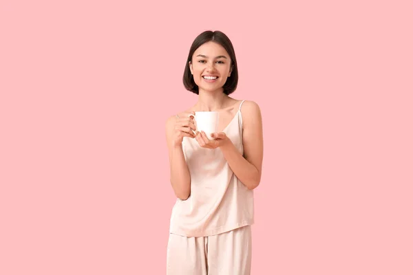 Hermosa Mujer Pijama Con Taza Café Sobre Fondo Color —  Fotos de Stock