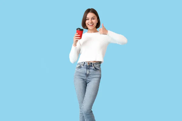 Женщина Чашкой Кофе Показывающая Большой Палец Вверх Цветном Фоне — стоковое фото