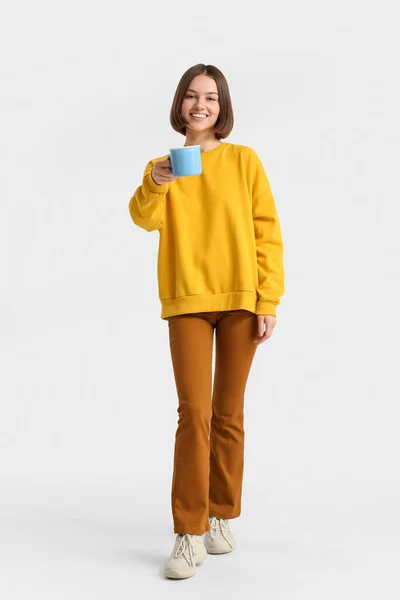 Mooie Vrouw Met Kopje Koffie Lichte Achtergrond — Stockfoto