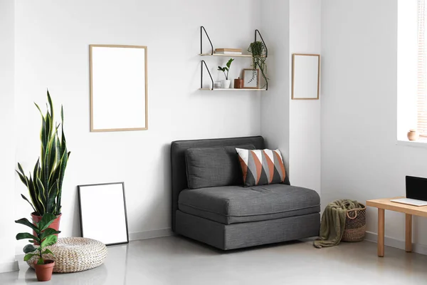 Sala Estar Moderna Com Cartazes Branco Mobiliário Elegante — Fotografia de Stock