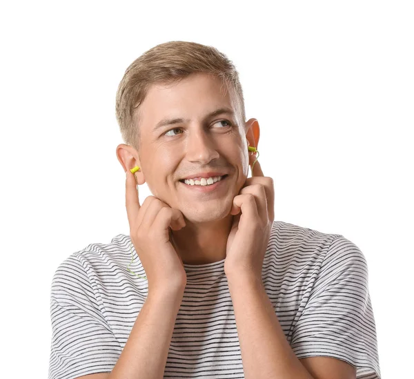 Hezký Mladý Muž Vkládání Špunty Uší Bílém Pozadí — Stock fotografie