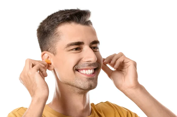 Sorrindo Jovem Colocando Tampões Ouvido Fundo Branco — Fotografia de Stock